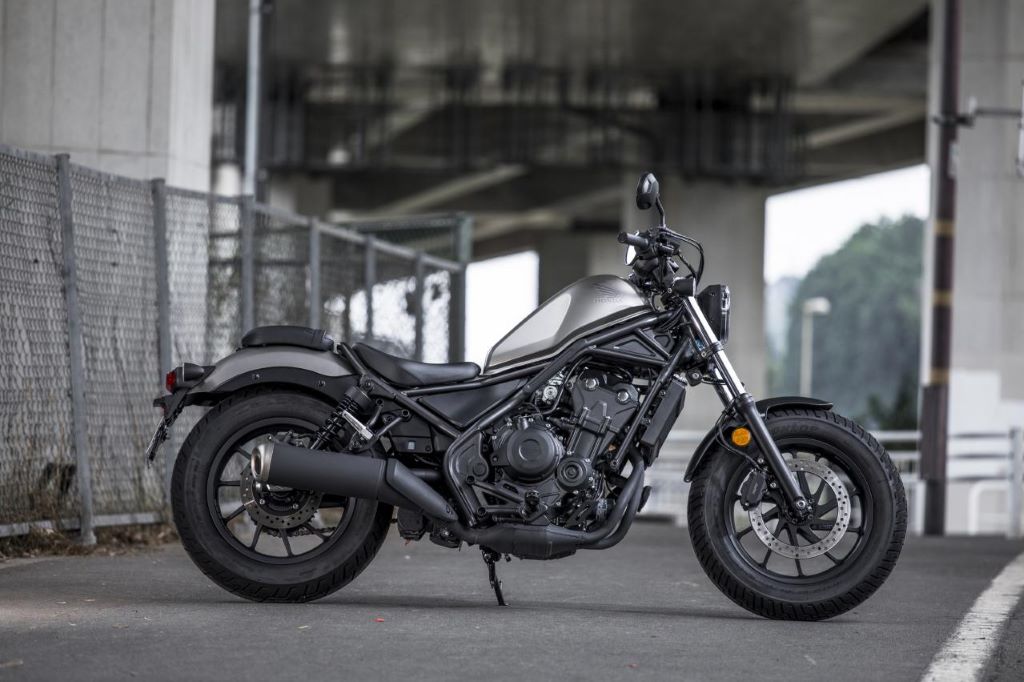 honda rebel 500 seitenansicht