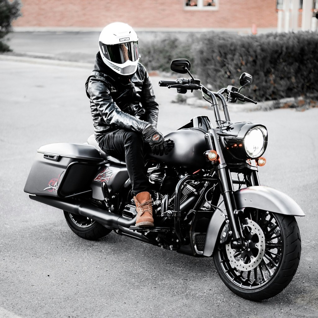 Klassische Lederjacke für Chopper Fahrer auf einem schwarzen Cruiser Motorrad