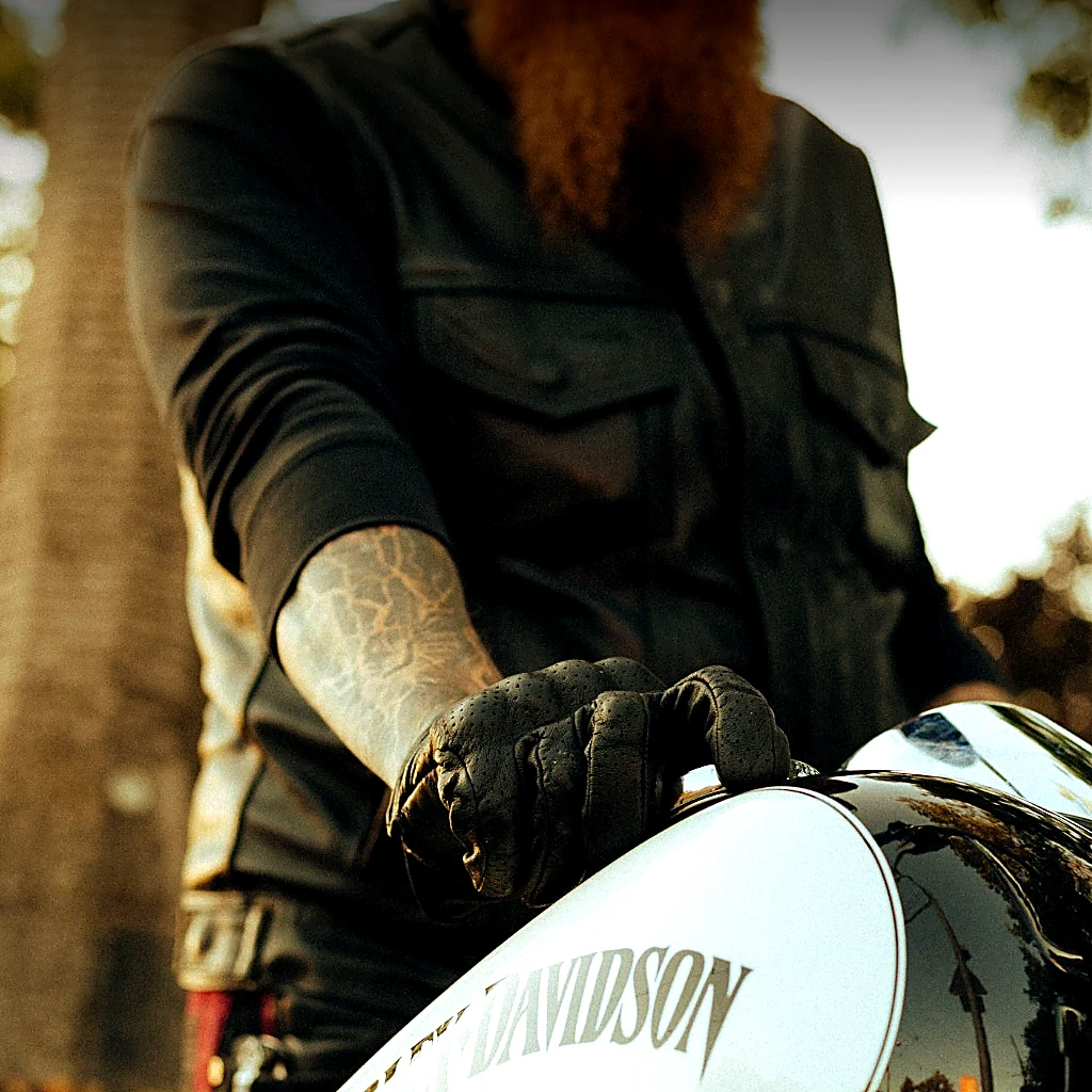 Schwarzer Lederhandschuh auf Cruiser Tank im klassischen Biker Look