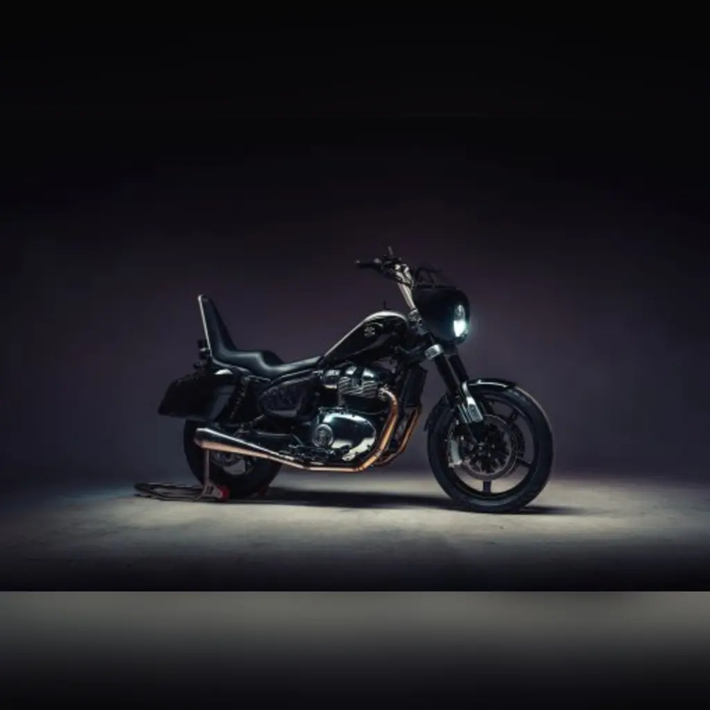 Schwarzer Custom-Umbau der Royal Enfield Super Meteor 650 in Front-Dreiviertelansicht im dunklen Studio