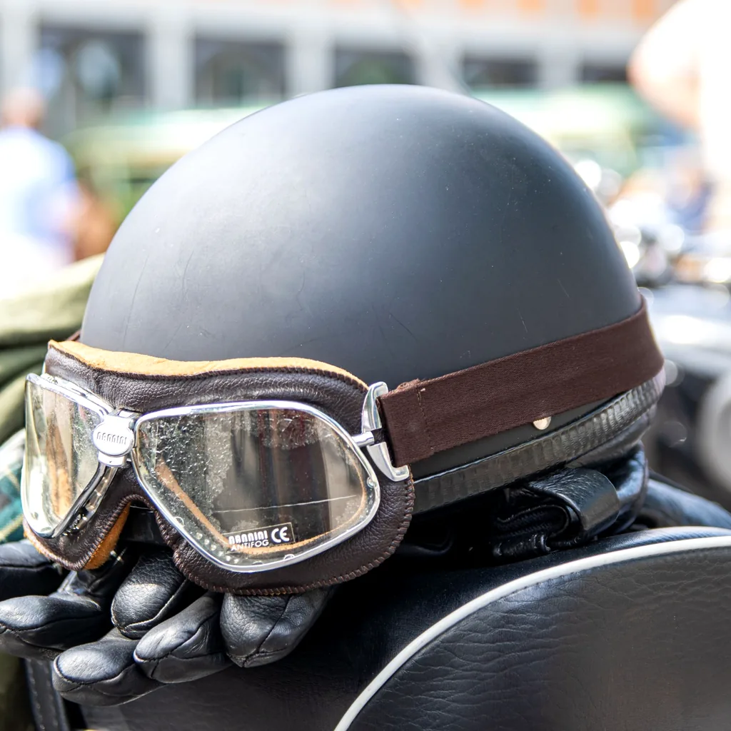 Motorradhelm mit Schutzbrille und Motorradhandschuhen als Teil des Motorradbudgets