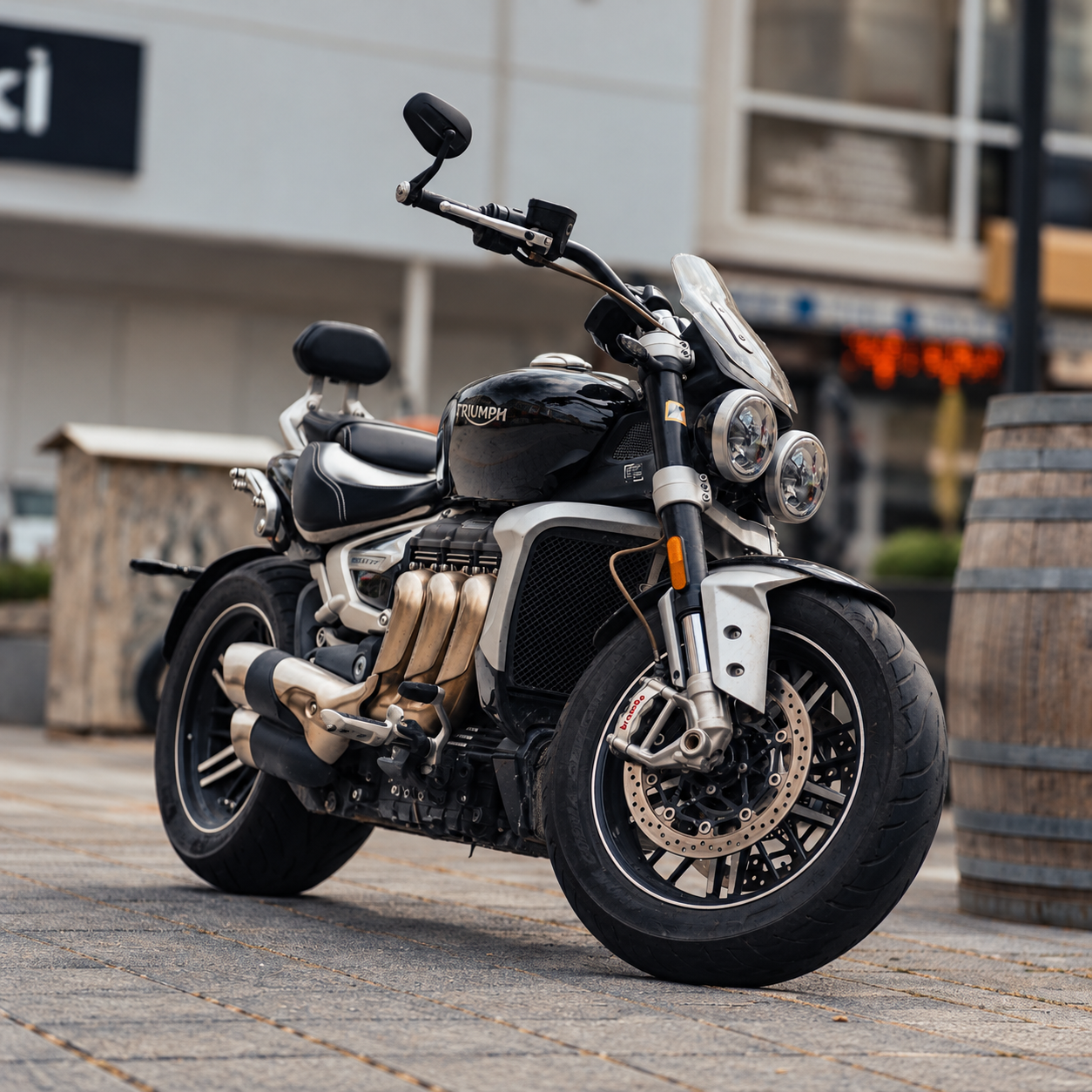 Schwarze Triumph Rocket 3 mit Doppelscheinwerfer in einer Stadt